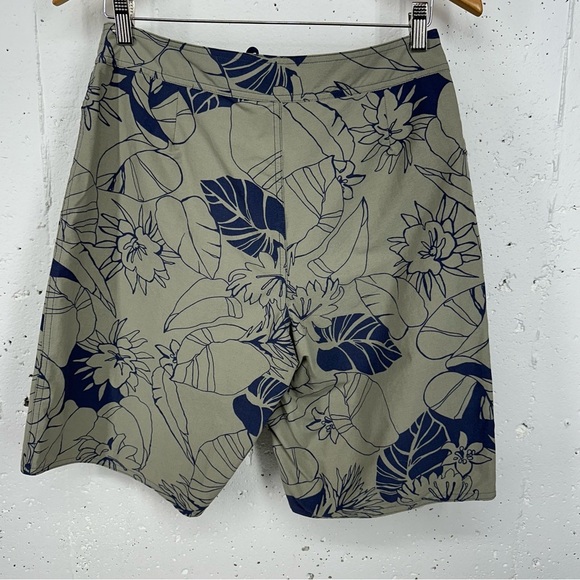 Patagonia Men’s size 32 Wavefarer Gray And Blue Floral Board Shorts - Picture 4 of 9
